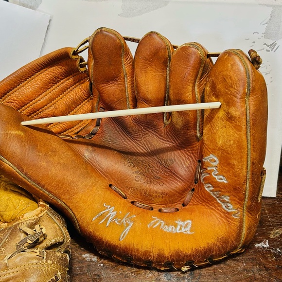2- MICKEY MANTLE GREAT BASEBALL GLOVES. 1950 RAWLINGS& 1-Denkert Ready to P.B.
